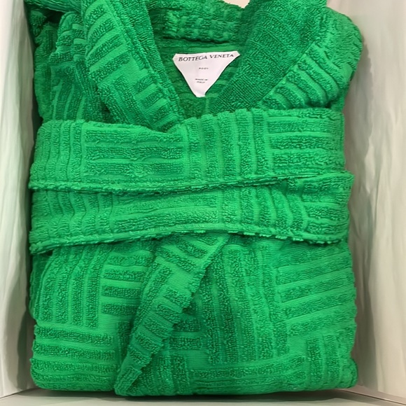 Green bathrobe. Brand new. - Picture 2 of 3